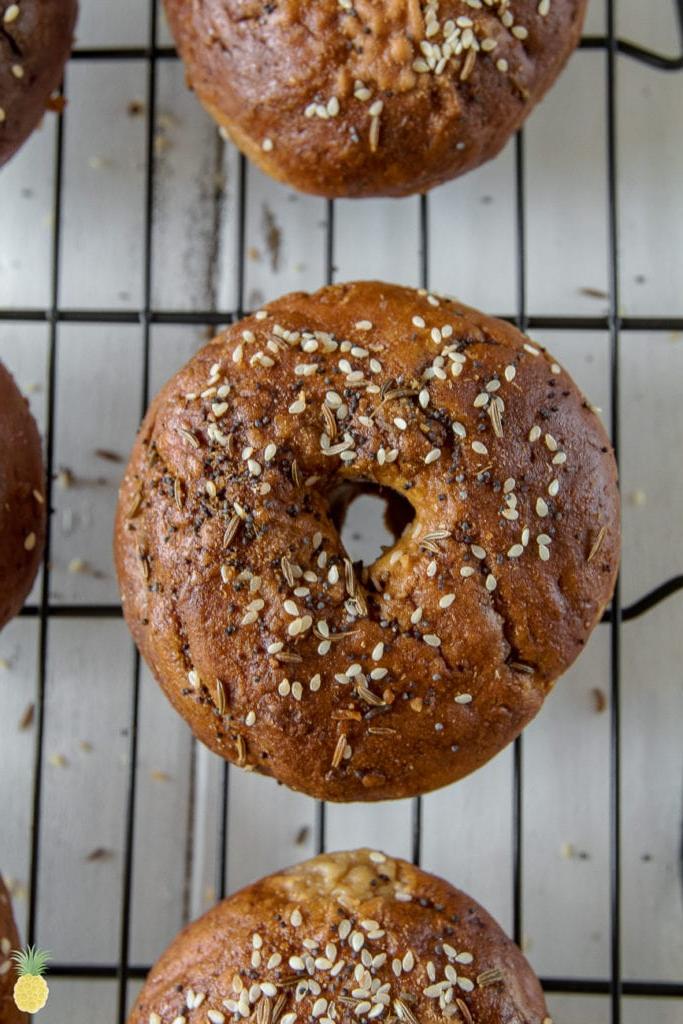 Ανεβάστε το πρωινό σας σε ένα νέο επίπεδο με Everything Pretzel Bagels! + Vegan Καρότο Lox {χωρίς λάδι} ocaku.com #carrotlox #pretzel #vegan #pretzelbagel #oilfree