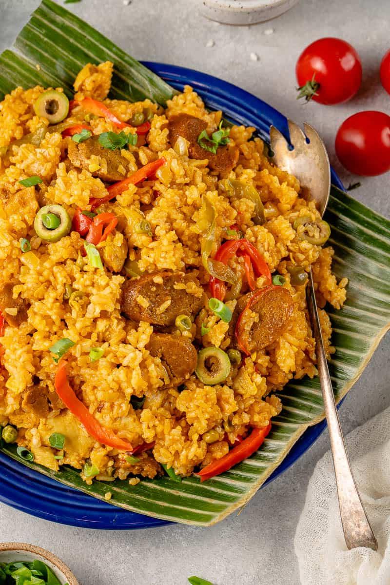 Vegan Arroz Valenciana σε μπλε πιάτο με φύλλο μπανάνας