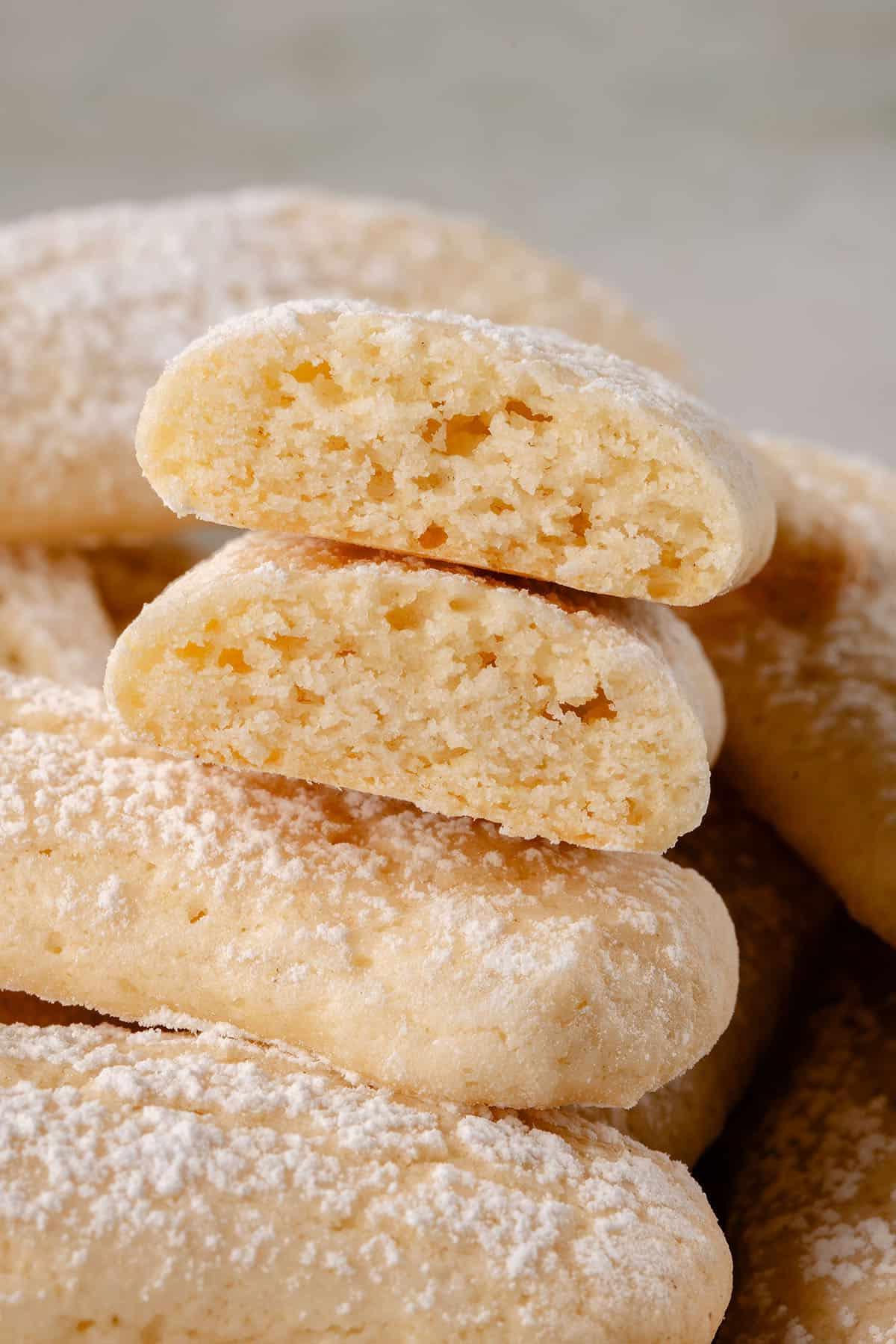 Δύο κομμάτια από vegan ladyfingers το ένα πάνω στο άλλο, αναδεικνύοντας την αφράτη υφή