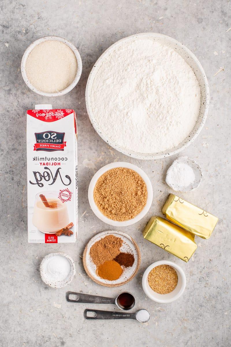 Υλικά για βίγκαν μπισκότα eggnog snickerdoodle σε γκρι επιφάνεια