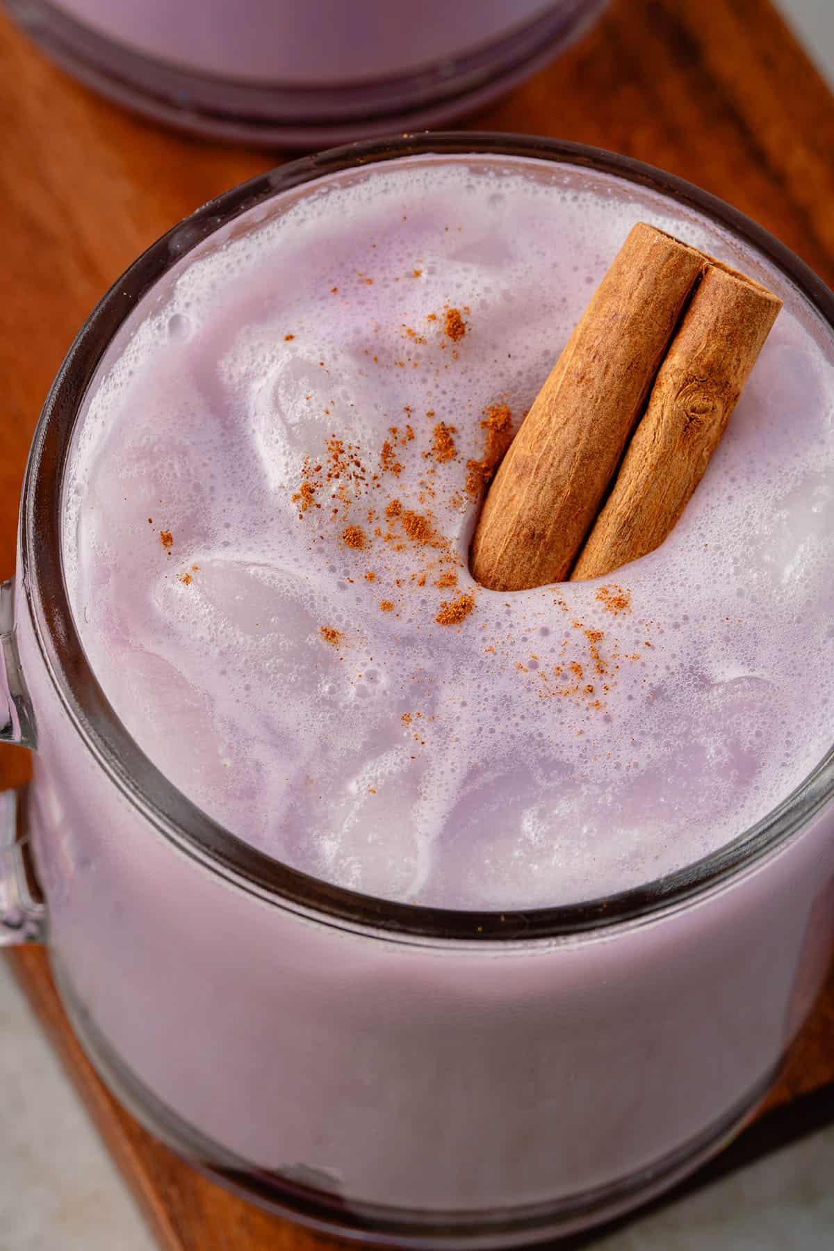 Ούμπε Ορτσάτα (Βίγκαν) 3 close up photo of ube horchata with ice and a sprinkle of fresh cinnamon