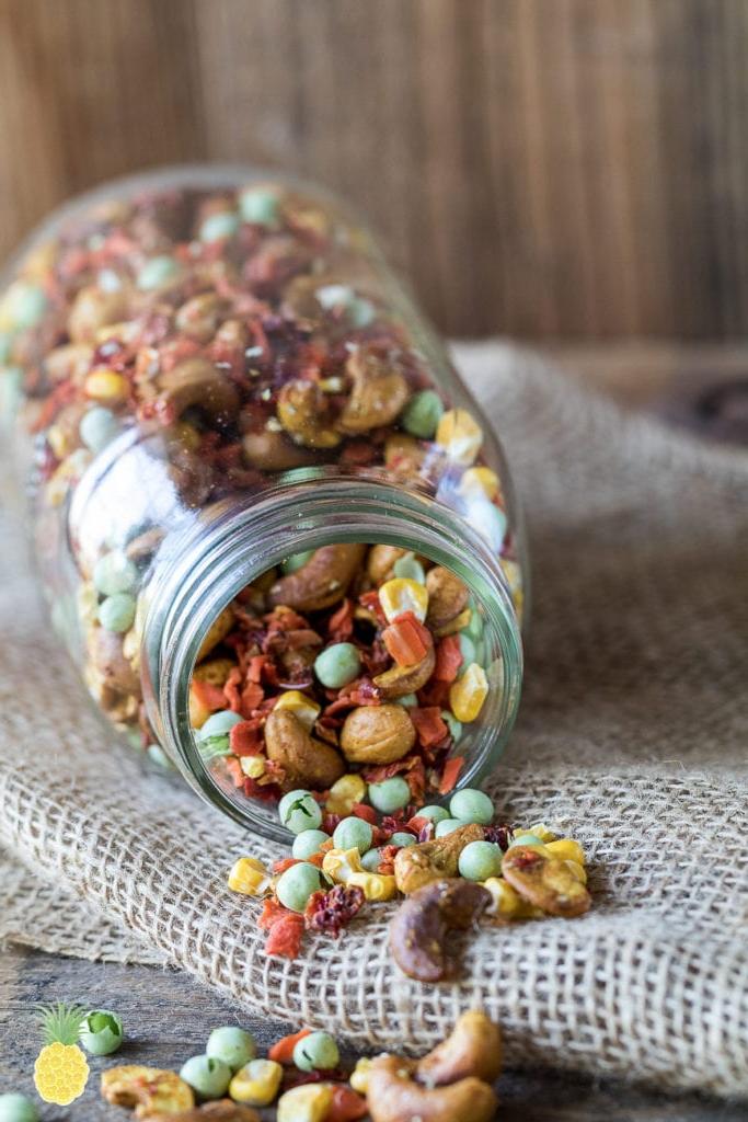 Curried Cashew & Veggie Trail Mix {oil-free} ocaku.com #vegan #ocaku - Υγιεινό vegan σνακ για ταξίδια και καθημερινή χρήση