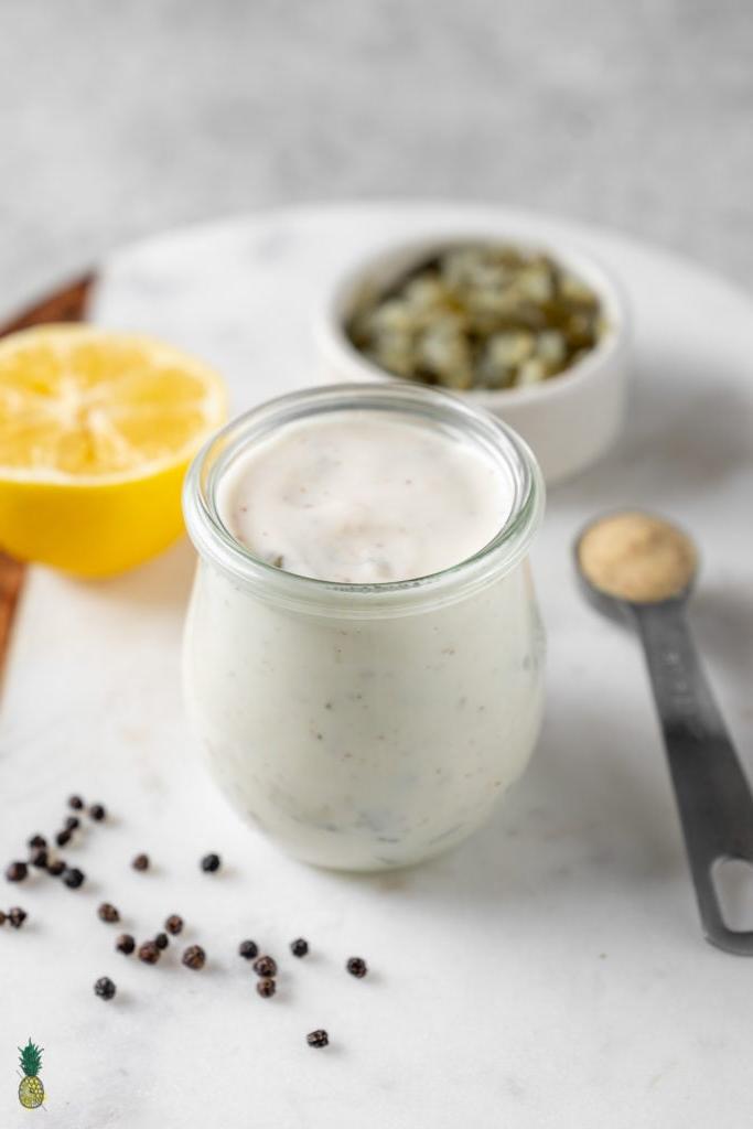 Μια σπιτική vegan ταρτάρ σος που απαιτεί μόλις 5 απλά υλικά και είναι εύκολη στην παρασκευή. Μας αρέσει να τη σερβίρουμε μαζί με τους vegan καβουροκεφτέδες, τα μανιτάρια καλαμάρια, σε σάντουιτς, ακόμα και με τηγανητές πατάτες! #veganmayo #holiday #tartarsauce #relish #lemon #homemade #veganized #5ingredients #howto #musttry #appetizer #side #dip #spread #sauce
