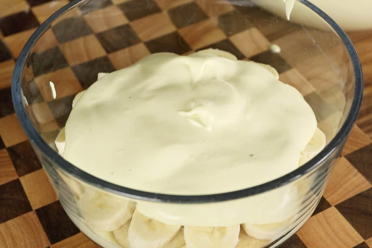 Συναρμολόγηση vegan μπανάνας πουτίγκας με σαντιγί σε διαφανές σκεύος trifle