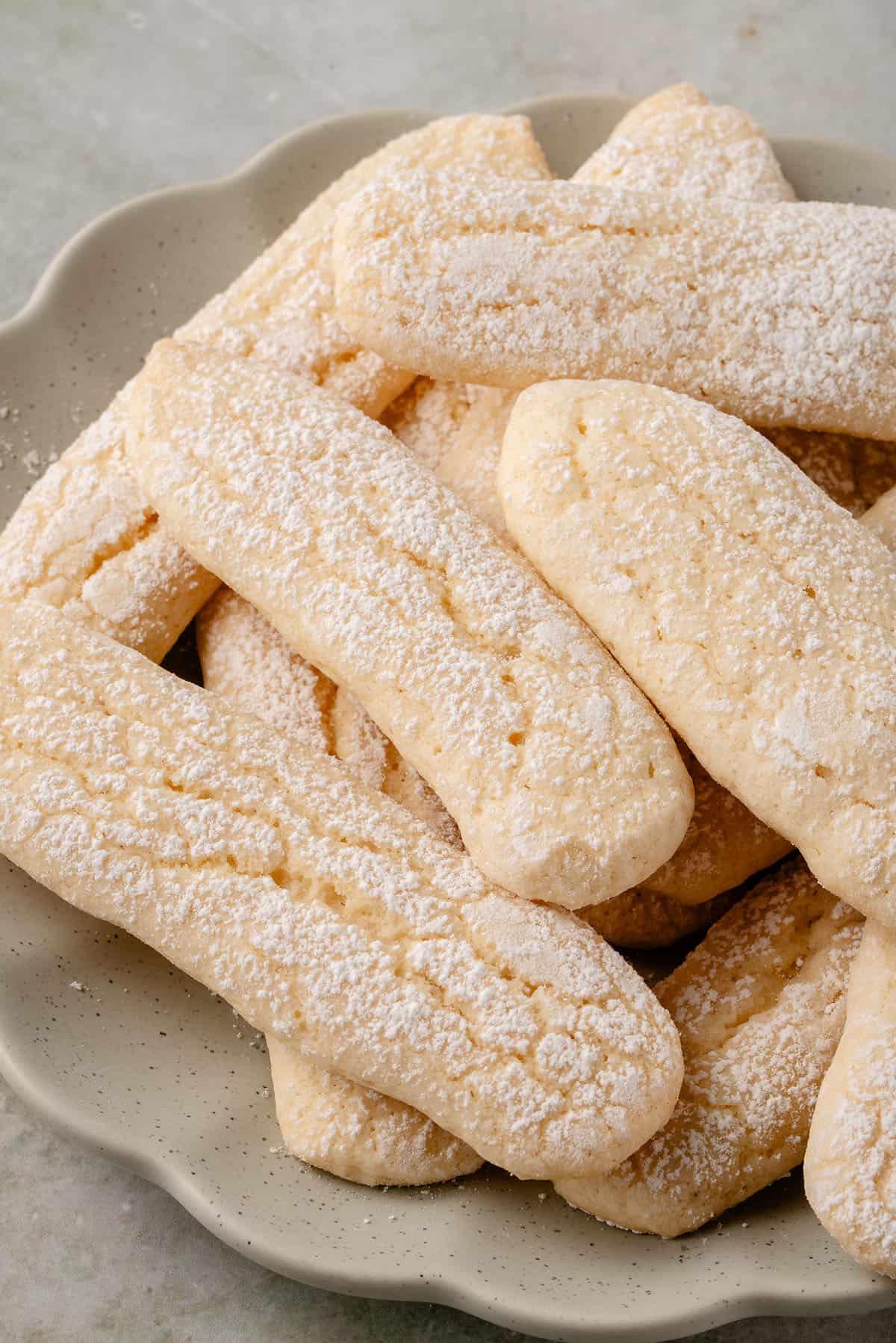 Ladyfingers σε λευκή πιατέλα