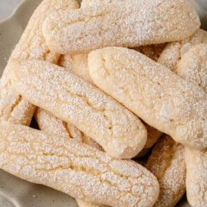 Στοίβα από vegan ladyfingers σε λευκή πιατέλα