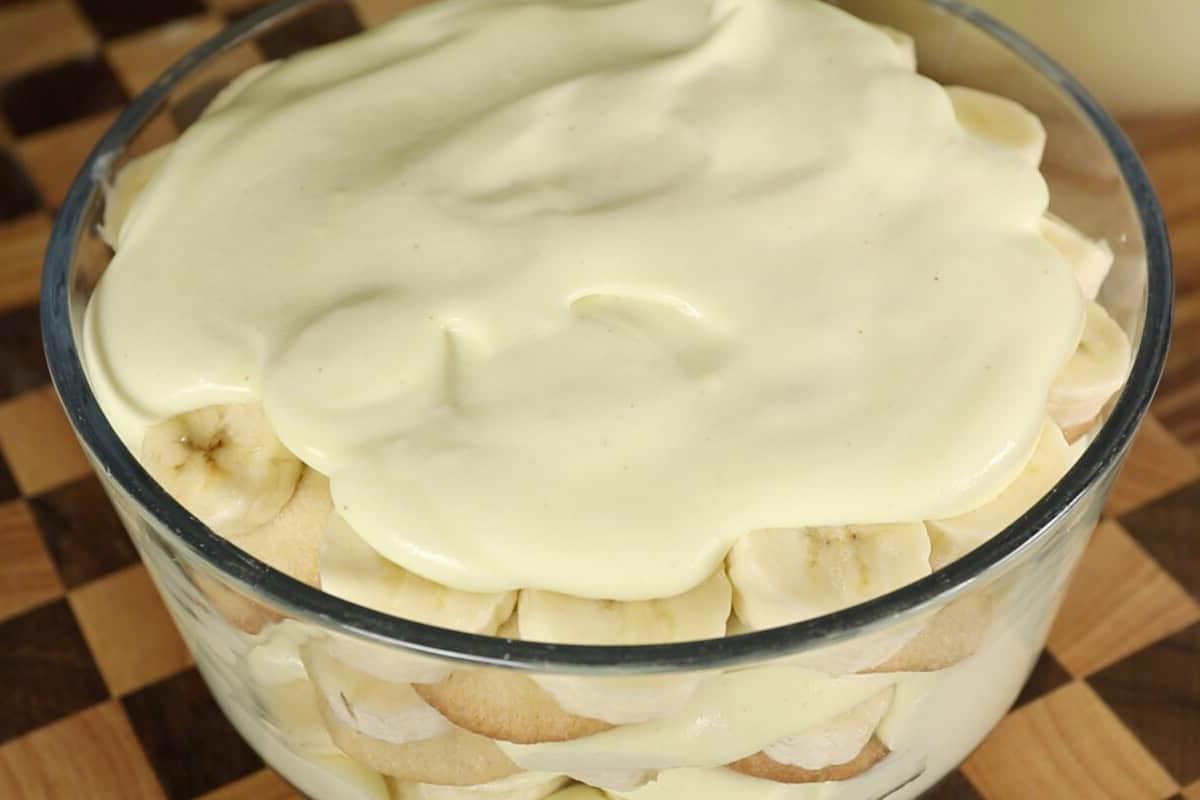 Vegan μπανάνα πουτίγκα με σαντιγί σε διαφανές σκεύος trifle