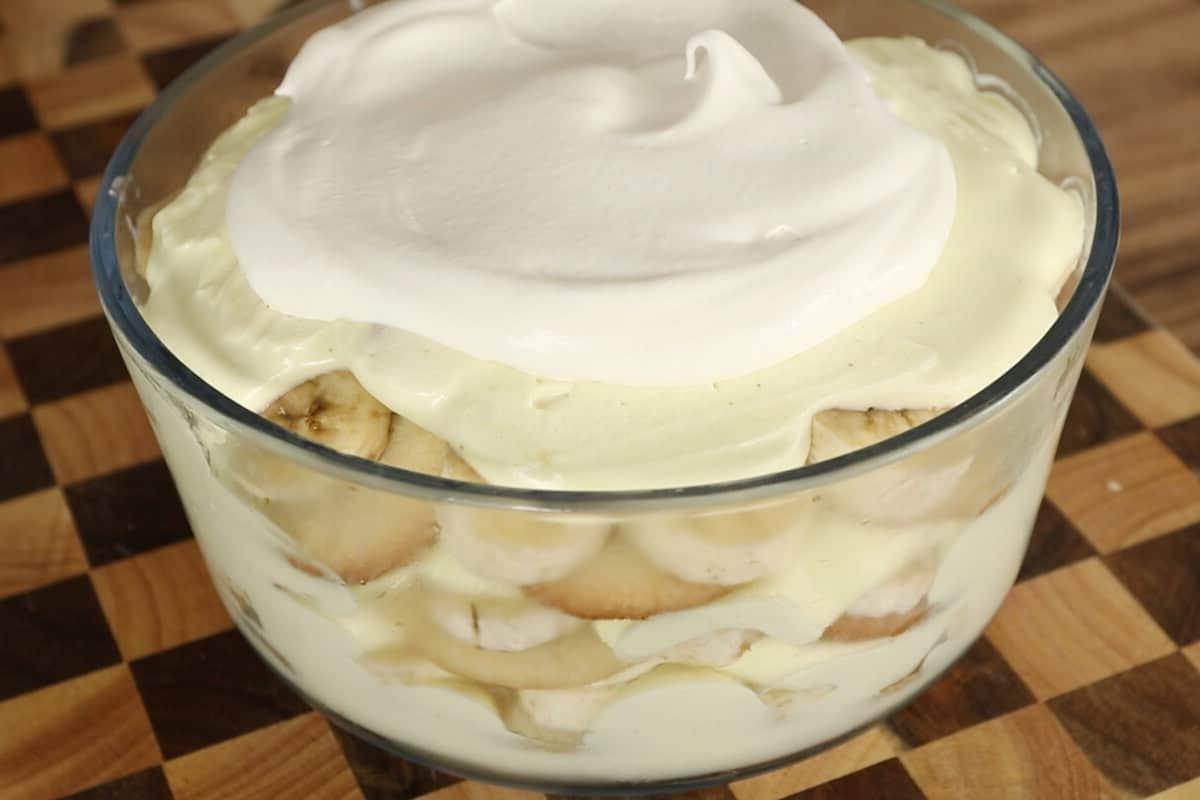 Vegan μπανάνα πουτίγκα με σαντιγί σε διαφανές σκεύος trifle