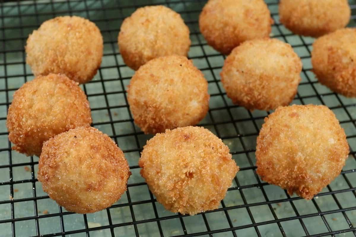 τηγανητά arancini που κρυώνουν σε σχάρα