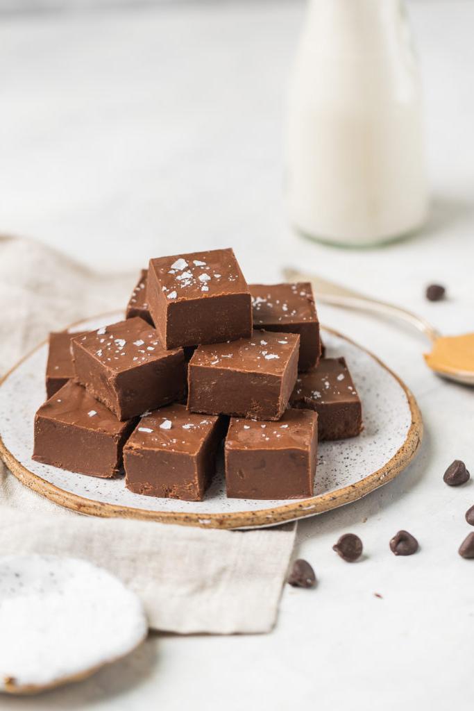 Σοκολατένιο φυστικοβούτυρο fudge στοιβαγμένο σε πιάτο