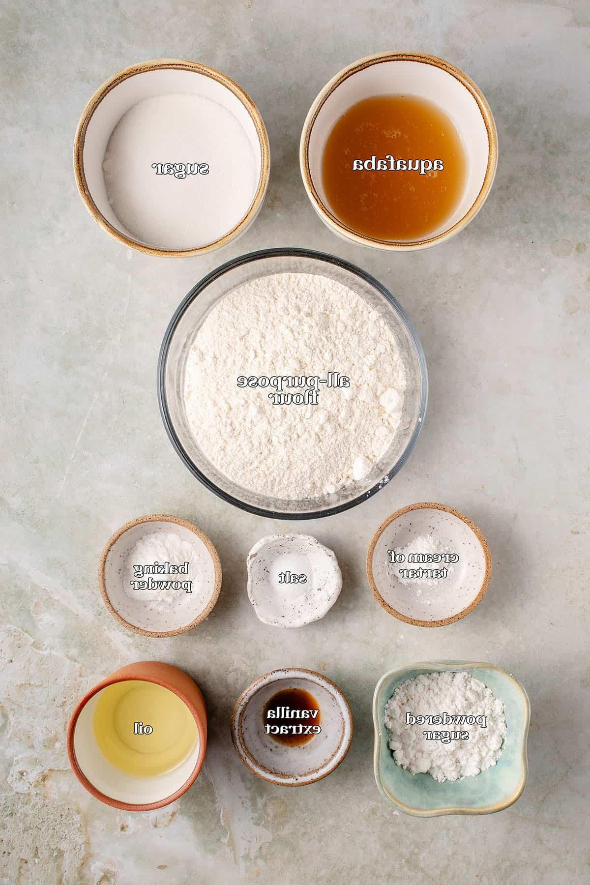 Υλικά για vegan ladyfingers: aquafaba, ζάχαρη, αλεύρι για όλες τις χρήσεις, κρεμόριο, αλάτι, μπέικιν πάουντερ, ζάχαρη άχνη, βανίλια, λάδι