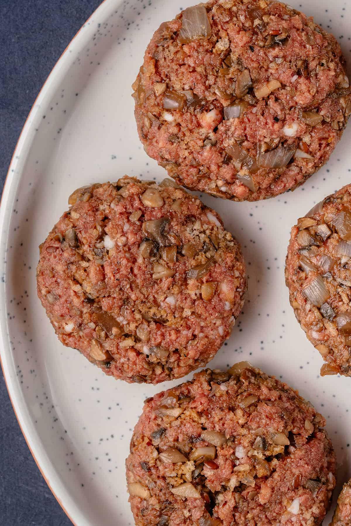 Άψητη μπριζόλα burger σε πιάτο