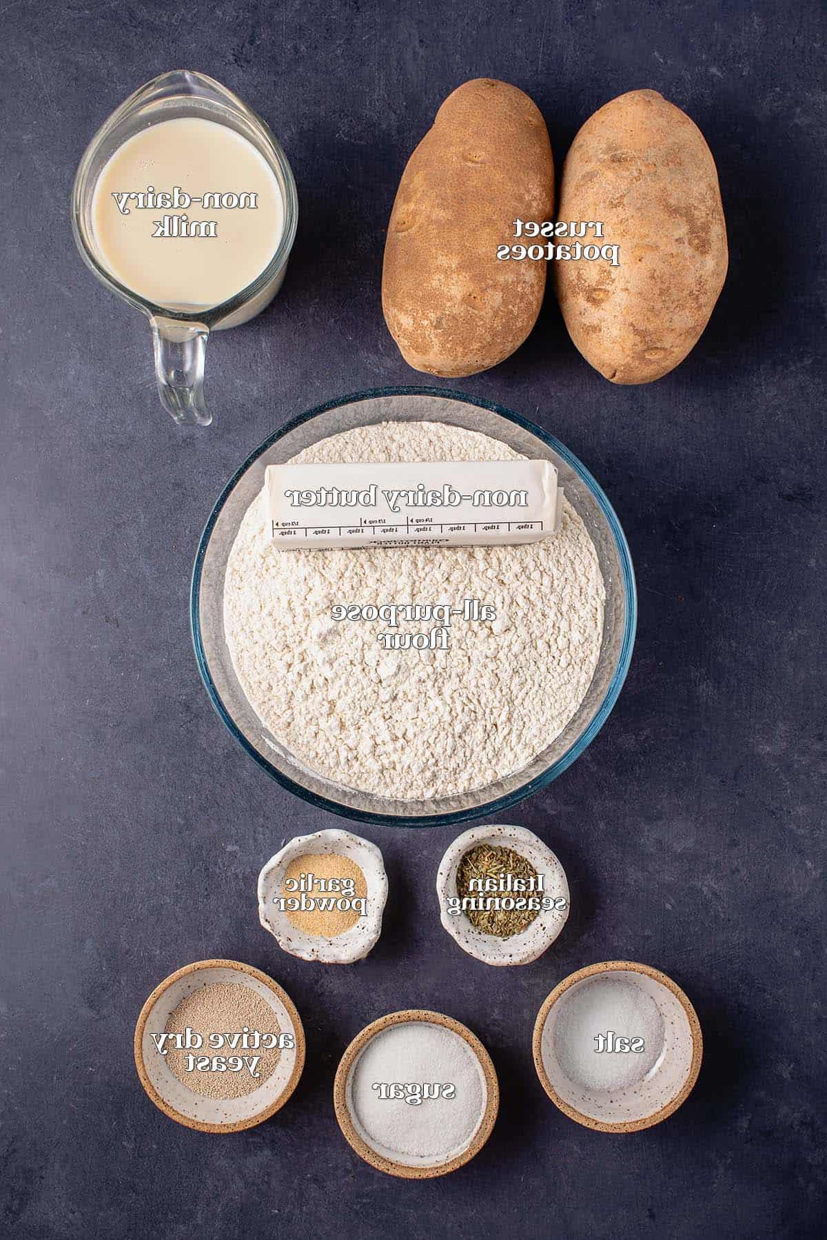 Αφράτα Πατατένια Ψωμάκια 4 πατάτες russet, φυτικό γάλα, φυτικό βούτυρο, αλεύρι για όλες τις χρήσεις, ιταλικό καρύκευμα, σκόνη σκόρδου, αλάτι, ζάχαρη, ενεργή ξηρή μαγιά