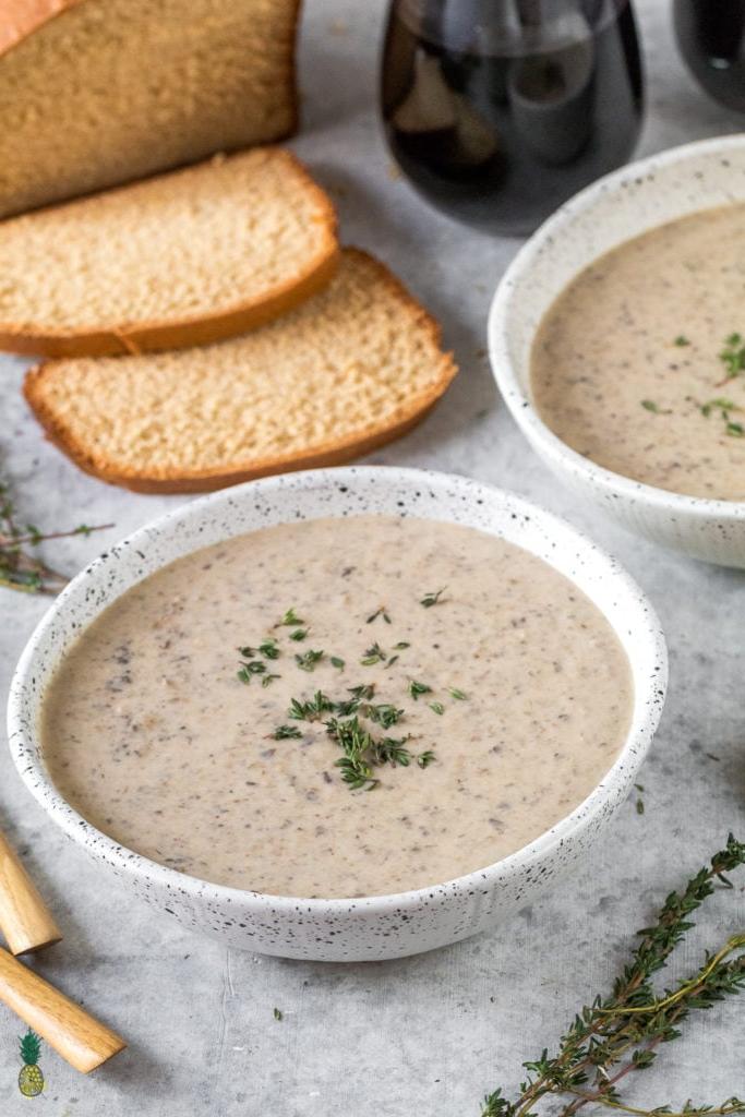 Φρεσκομαγειρεμένη Υγιεινή Vegan Σούπα Μανιταριών με φρέσκο θυμάρι