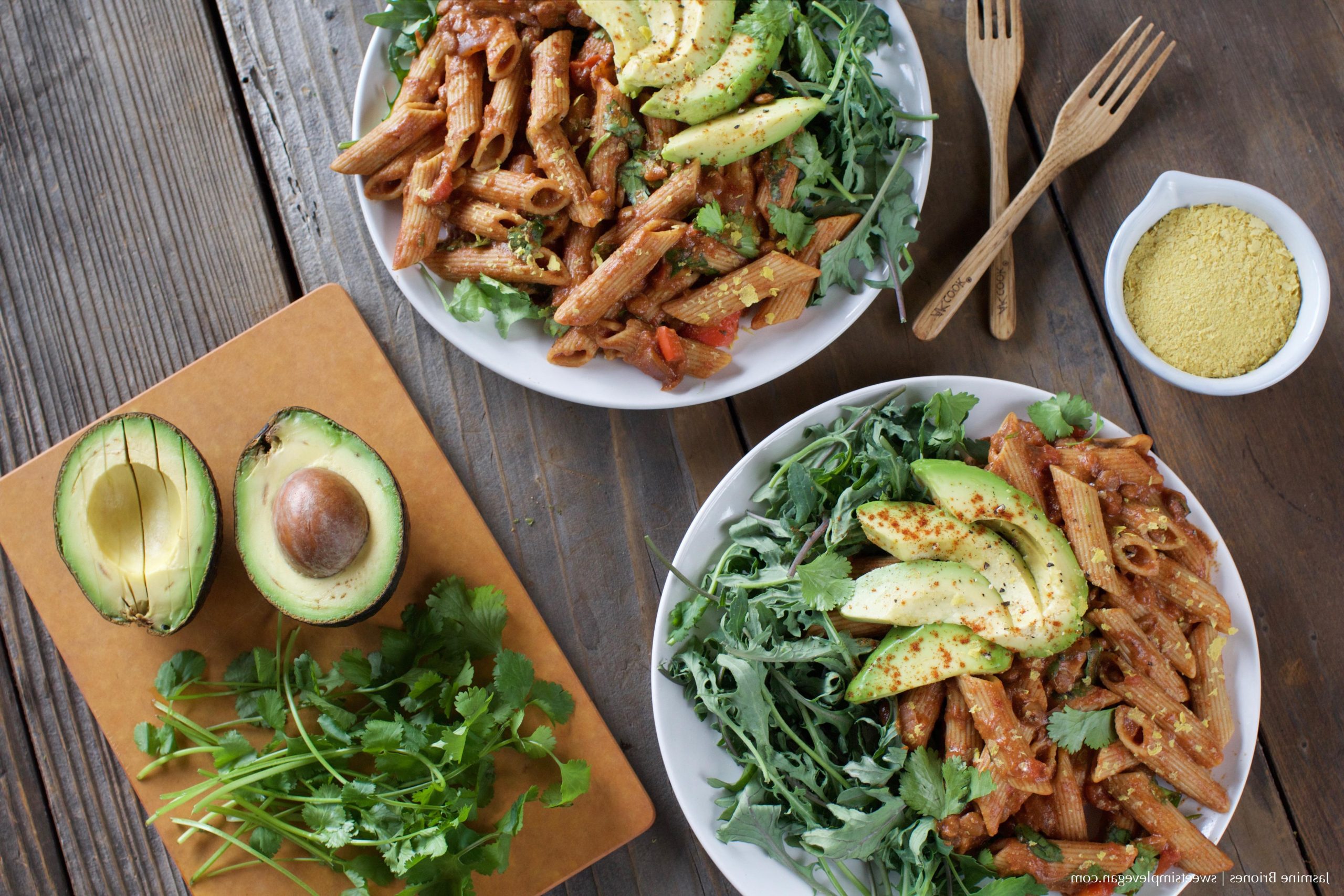 Λεπτομέρεια από τα Vegan Ζυμαρικά Εντσιλάδας με Φακές, κόλιανδρο και αβοκάντο