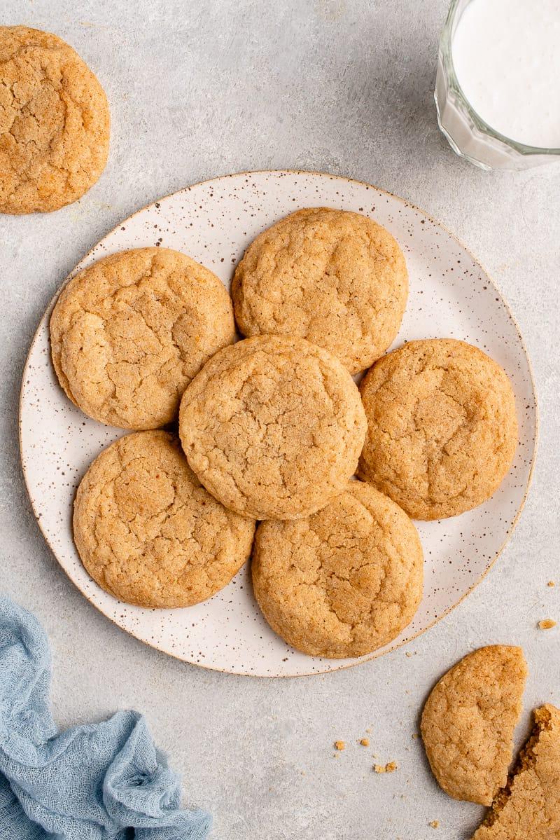 Ένα λευκό πιάτο με βίγκαν μπισκότα eggnog snickerdoodle