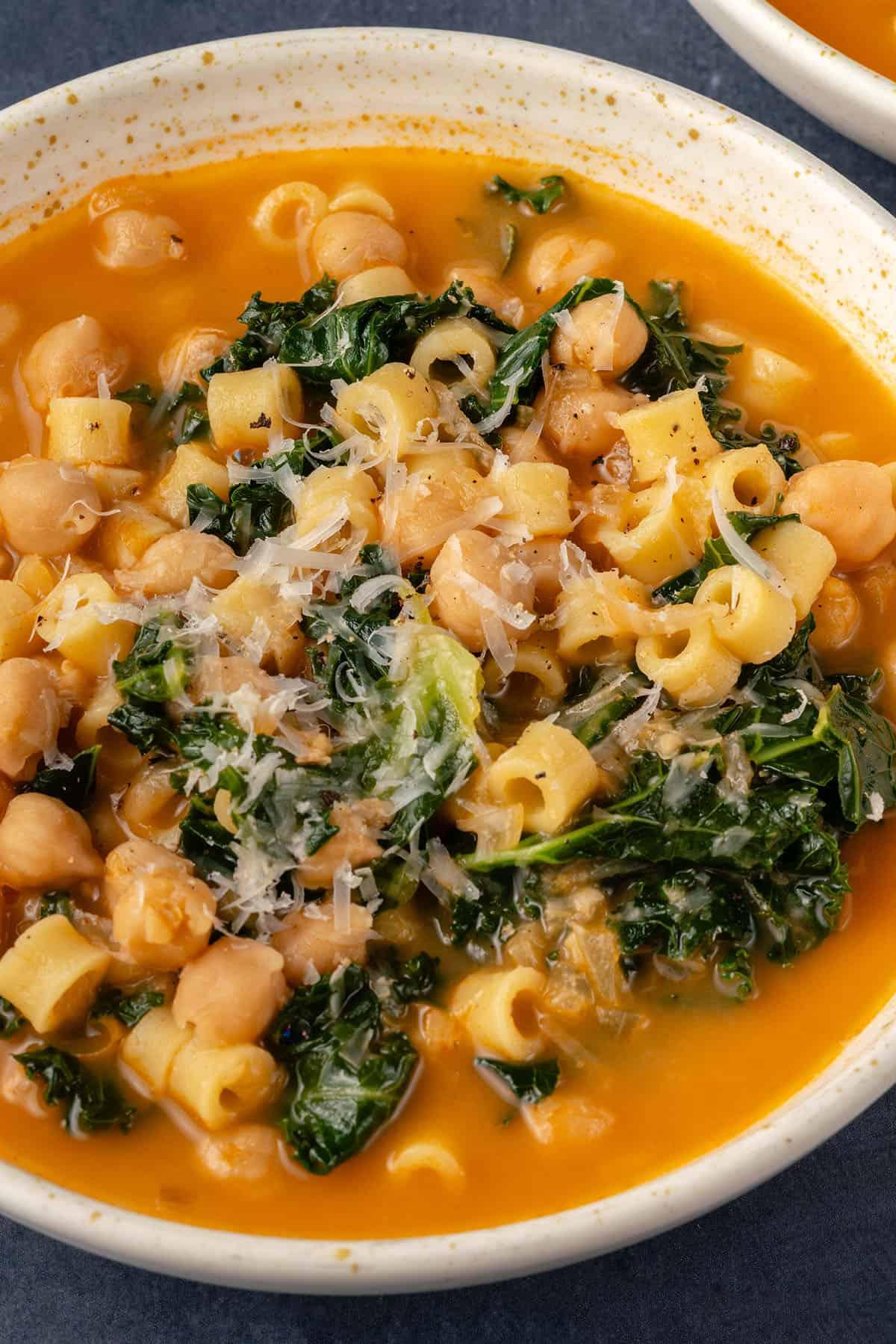 Μπολ με Pasta e Ceci γαρνιρισμένο με βίγκαν παρμεζάνα