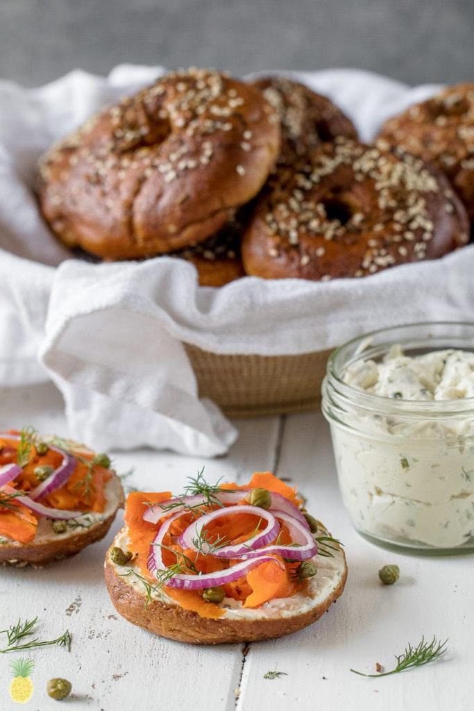 Ανεβάστε το πρωινό σας σε ένα νέο επίπεδο με Everything Pretzel Bagels! + Vegan Καρότο Lox {χωρίς λάδι} ocaku.com #carrotlox #pretzel #vegan #pretzelbagel #oilfree