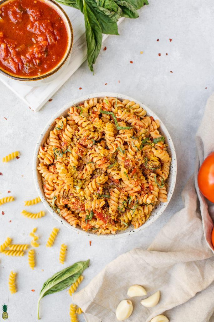 Σπιτική σάλτσα μαρινάρα σε ζυμαρικά Fusilli με φρέσκο βασιλικό