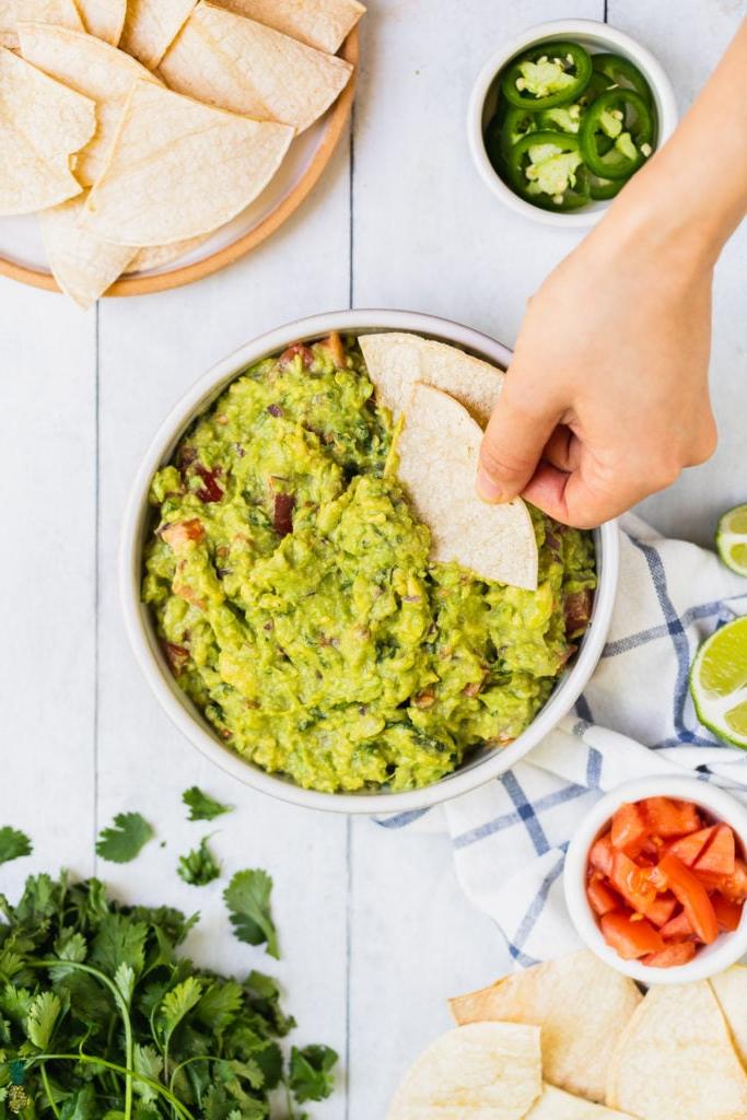 Τσιπς βουτηγμένο σε γουακαμόλε από την Sweet Simple Vegan