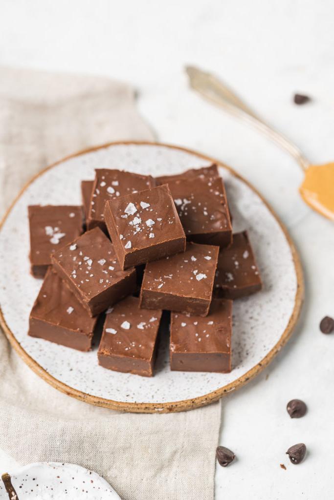 Σοκολατένιο φυστικοβούτυρο fudge στοιβαγμένο σε πιάτο με μια δαγκωνιά