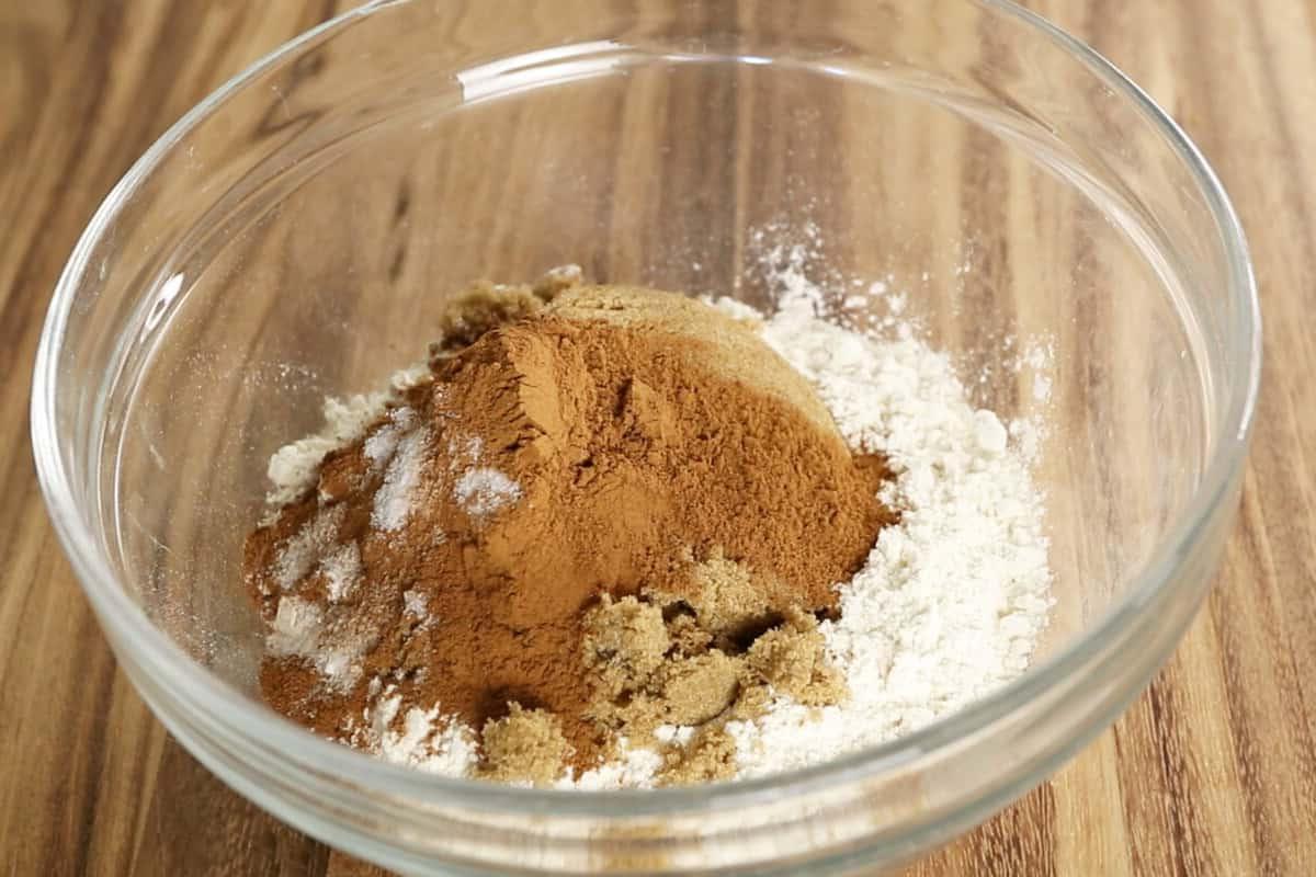 Προετοιμασία γέμισης κανέλας streusel για βίγκαν κέικ καφέ σε γυάλινο μπολ