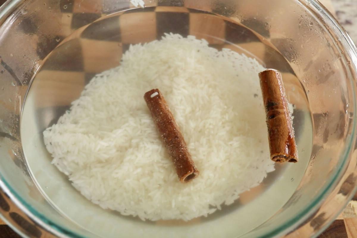 Ούμπε Ορτσάτα (Βίγκαν) 5 soaking rice and cinnamon sticks in hot water ube horchata