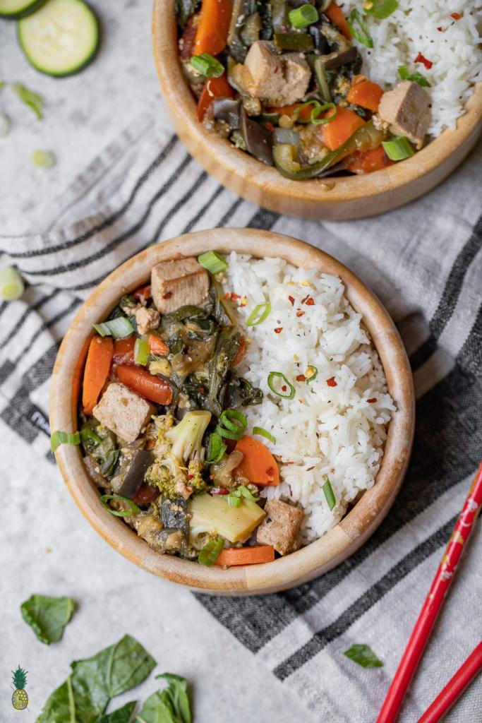 Εύκολο, νόστιμο και υγιεινό stir-fry μελιτζάνας και τόφου, ιδανικό για προετοιμασία γευμάτων, χωρίς λάδι και γλουτένη.
