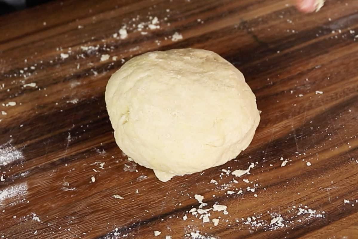 Οριζόντια φωτογραφία βήμα προς βήμα Vegan Κανόλι με σοκολάτα και φυστίκια σε λευκό πιάτο