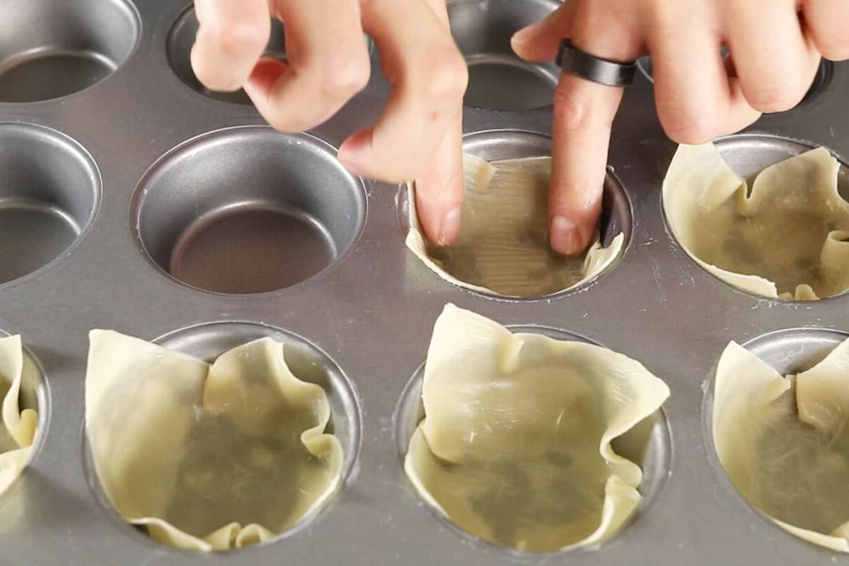 Βήμα προς βήμα: πιέζοντας φύλλο wonton σε θήκη για cupcake