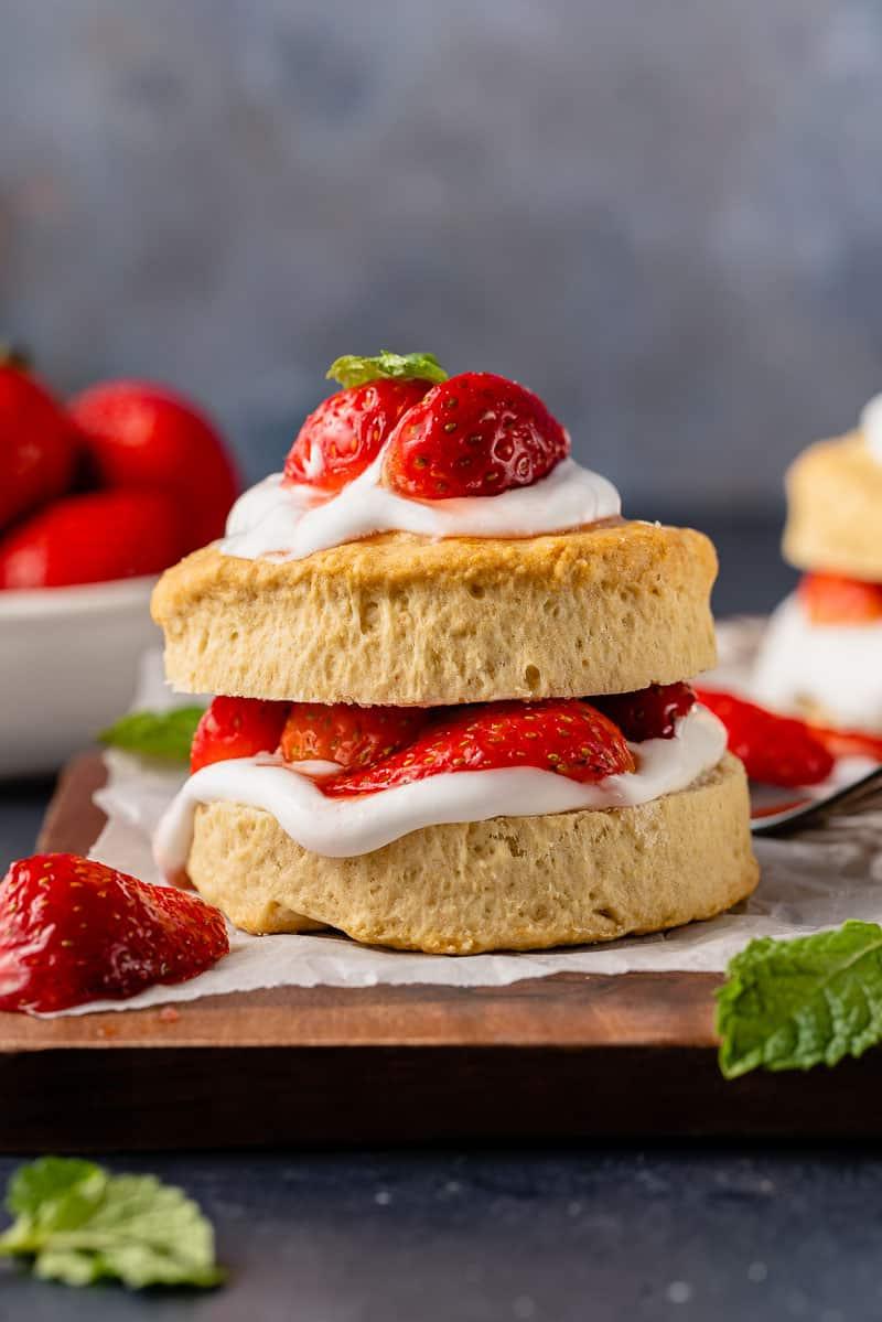 Κοντινή εικόνα vegan strawberry shortcake διαμορφωμένο σε γκρι φόντο