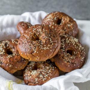 Everything Pretzel Bagels με Vegan Καρότο Lox {χωρίς λάδι} ocaku.com #carrotlox #pretzel #vegan #pretzelbagel #oilfree
