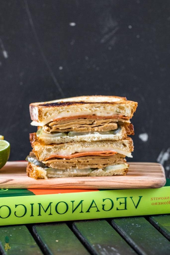 Ανοιχτό βιβλίο μαγειρικής Veganomicon με εικόνες νόστιμων vegan συνταγών.