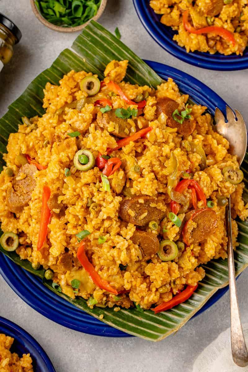 Vegan Arroz Valenciana σε μπλε πιάτο με φύλλο μπανάνας