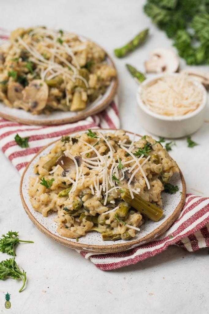Φρέσκο vegan ριζότο μανιταριών σε μπολ, έτοιμο για σερβίρισμα.