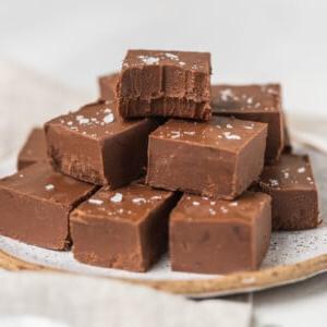 Σοκολατένιο φυστικοβούτυρο fudge στοιβαγμένο σε πιάτο με μια δαγκωνιά