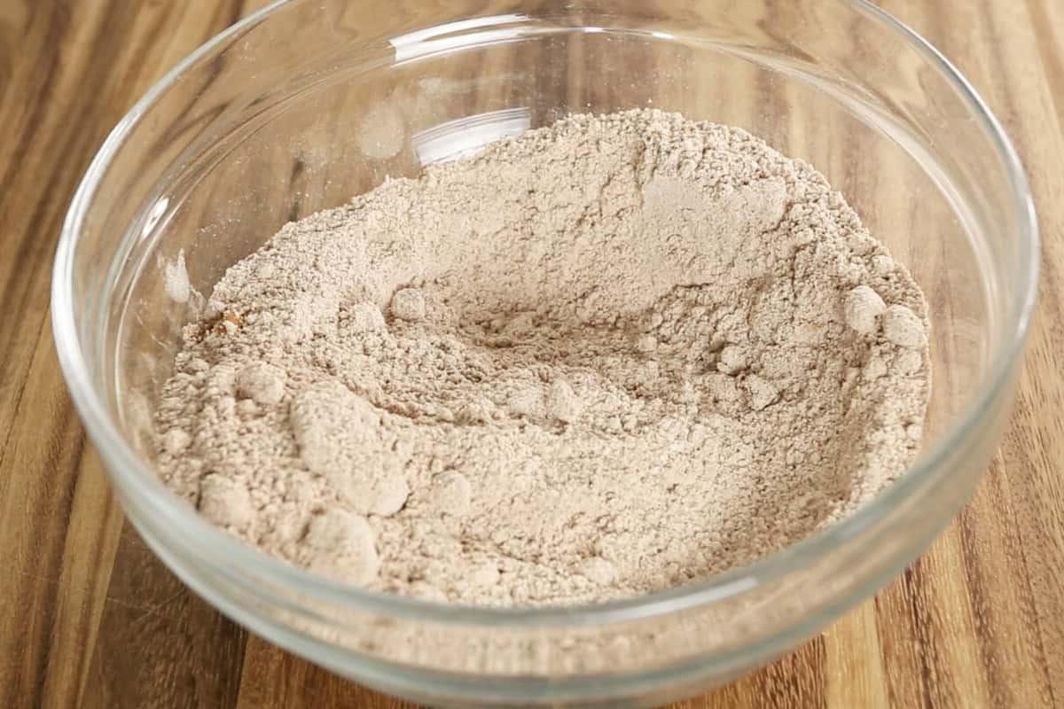 Προετοιμασία γέμισης streusel για βίγκαν κέικ καφέ σε γυάλινο μπολ