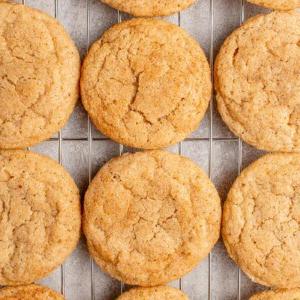 Φωτογραφία από πάνω βίγκαν μπισκότων eggnog snickerdoodle σε σχάρα ψύξης