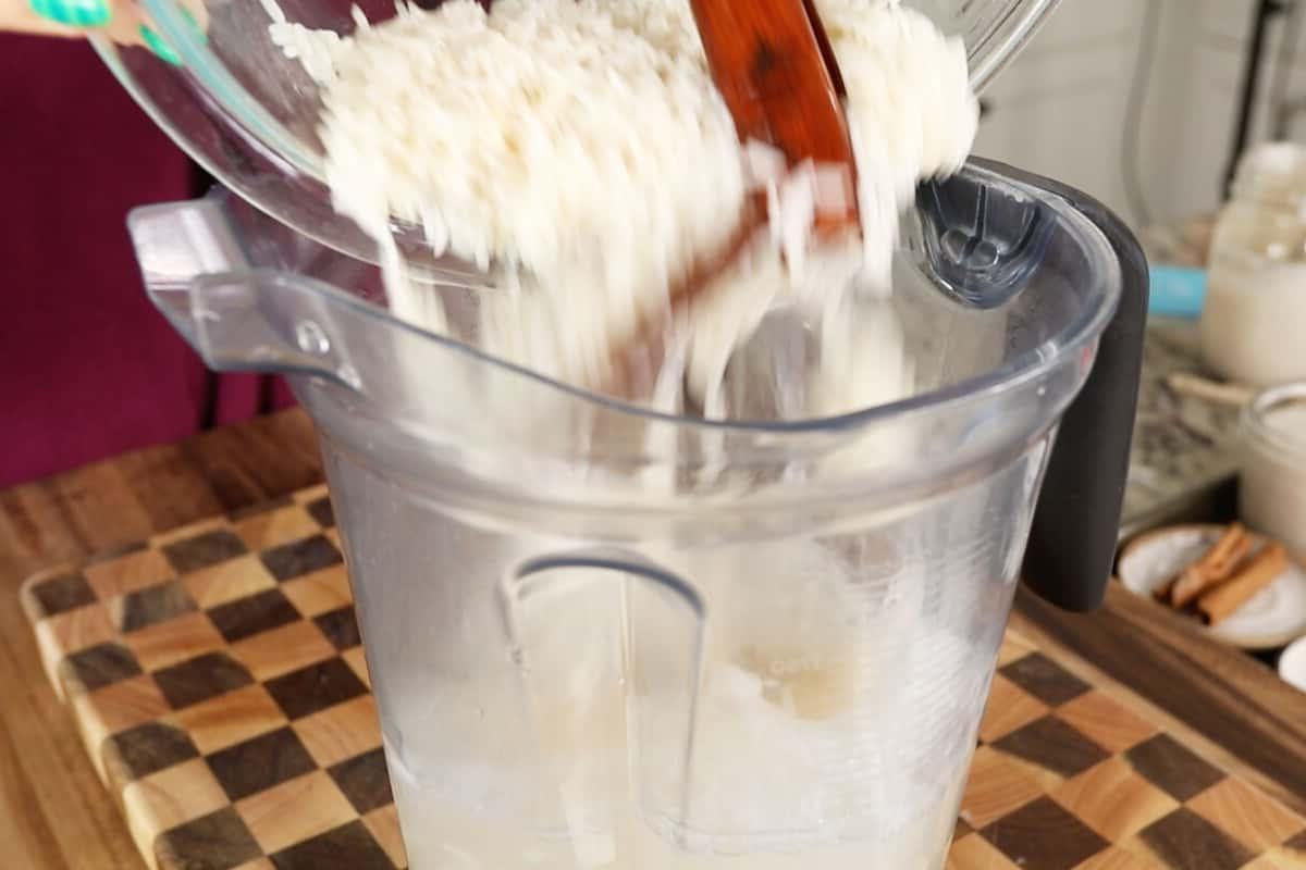 Ούμπε Ορτσάτα (Βίγκαν) 6 adding soaked rice and cinnamon sticks to blender for ube horchata