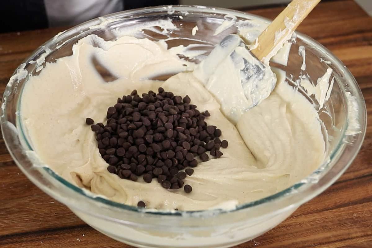 Οριζόντια φωτογραφία βήμα προς βήμα Vegan Κανόλι με σοκολάτα και φυστίκια σε λευκό πιάτο