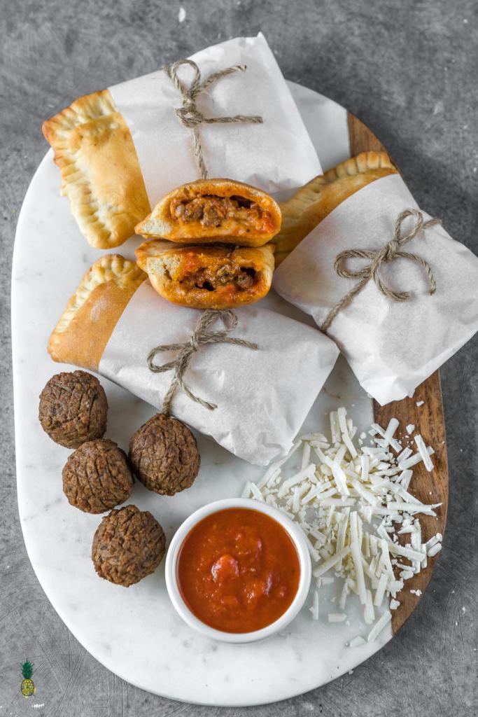 Μια vegan εκδοχή ενός δημοφιλούς κατεψυγμένου πιάτου, χωρίς όλα τα περίεργα συστατικά. Για αυτή τη συνταγή χρειάζεστε μόνο ΤΕΣΣΕΡΑ συστατικά—έτοιμη ζύμη, κεφτεδάκια, τυρί μοτσαρέλα και σάλτσα μαρινάρα. Είναι τέλεια για το σχολείο ή τη δουλειά, τα παιδιά θα τα λατρέψουν ΚΑΙ θα σας ταξιδέψουν πίσω στην παιδική σας ηλικία. #vegan #hotpockets #homemade #healthier #easy #4ingredients #fooldproof #kids #vegankids #veganschool #veganlunchbox #workmeal #lunchbox #childhood