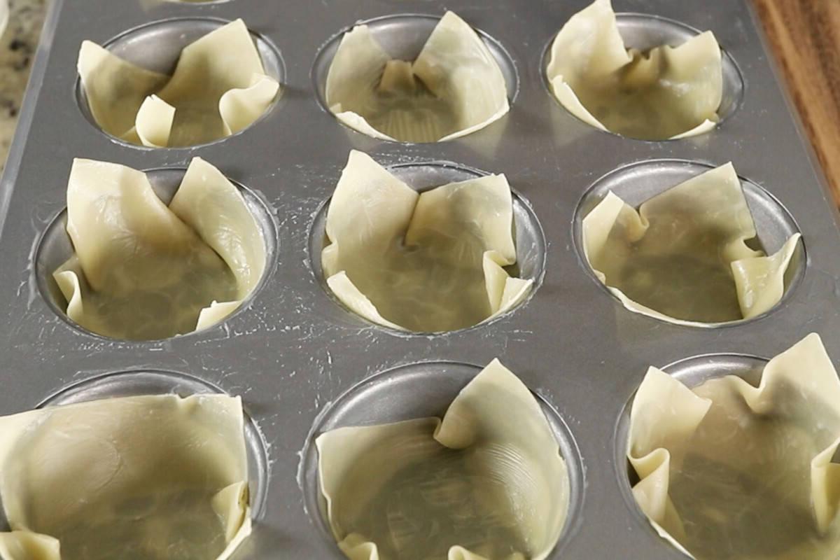 Βήμα προς βήμα: φύλλα wonton τοποθετημένα σε θήκη για cupcake