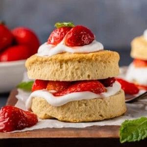 κοντινή εικόνα vegan strawberry shortcake σε γκρι φόντο