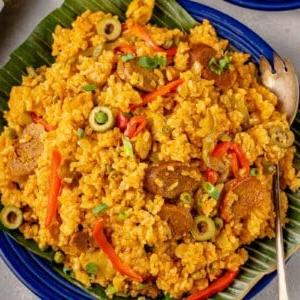 vegan arroz valenciana on blue plate with banana leaf