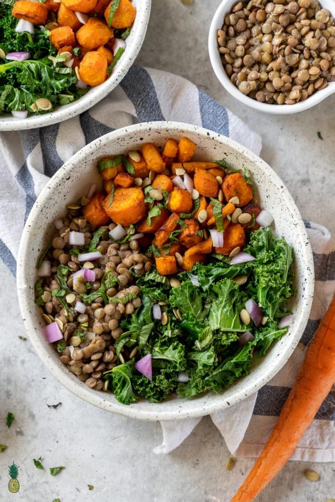 Σαλάτα φακής με καρότα ψητά με κύμινο και garam masala, μια ιδανική επιλογή για υγιεινό γεύμα.