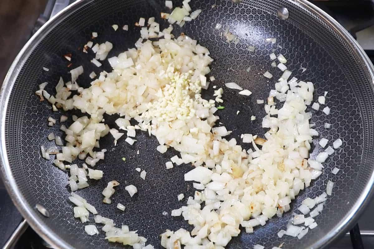 προσθήκη σκόρδου σε σοταρισμένα κρεμμύδια