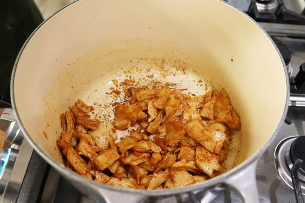 Σοτάρισμα βίγκαν κοτόπουλου σε βίγκαν βούτυρο σε μεγάλη Ολλανδική γάστρα