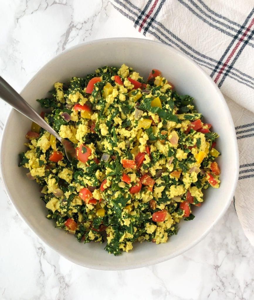 Πάνω όψη από γρήγορο Tofu Scramble χωρίς λάδι σε ένα μπολ.