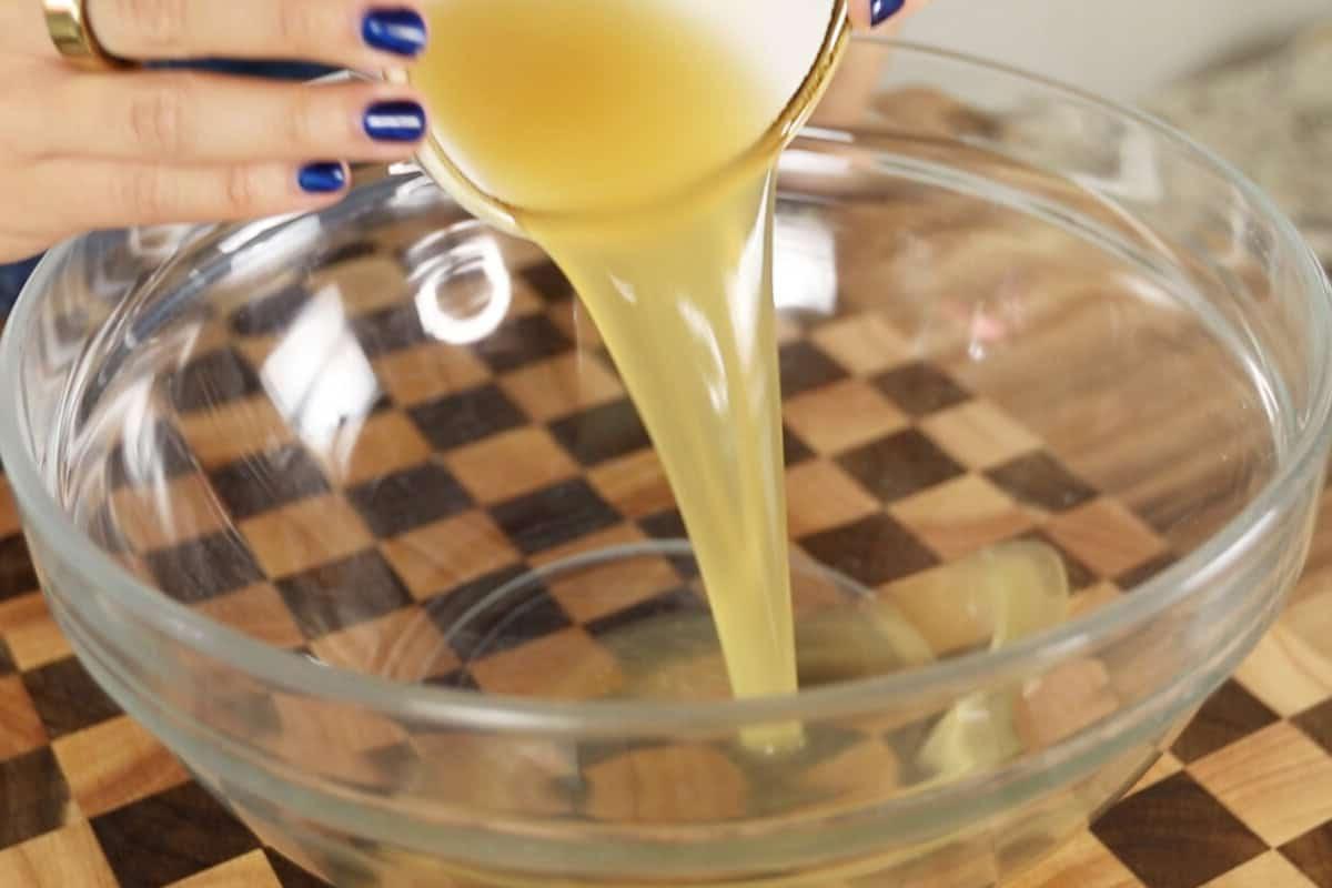 Βήμα-βήμα: Προσθήκη aquafaba σε γυάλινο μπολ