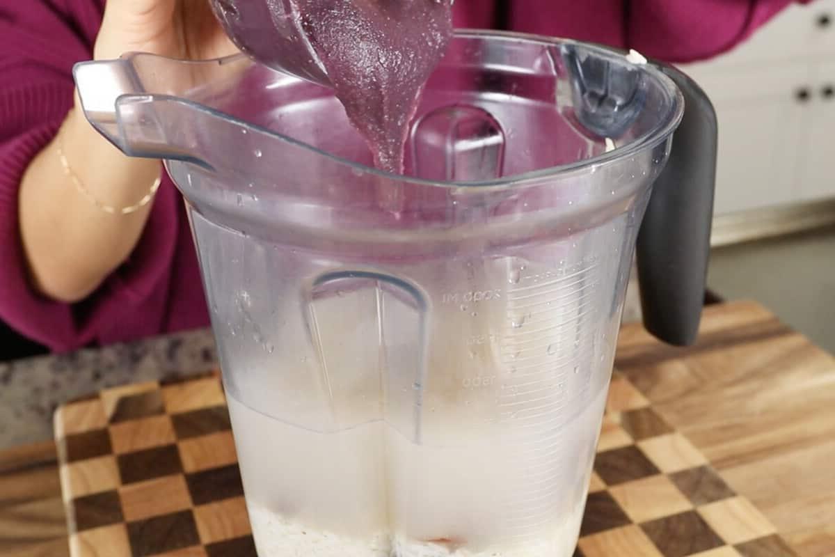 Ούμπε Ορτσάτα (Βίγκαν) 7 adding ube jam to blender for ube horchata